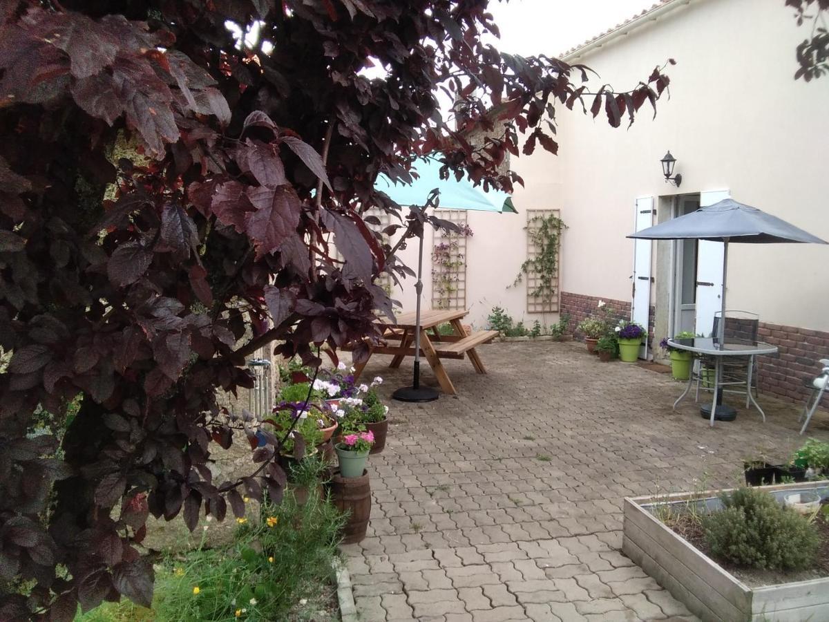 Les Tournesols Bed and Breakfast La Bernardiere Buitenkant foto